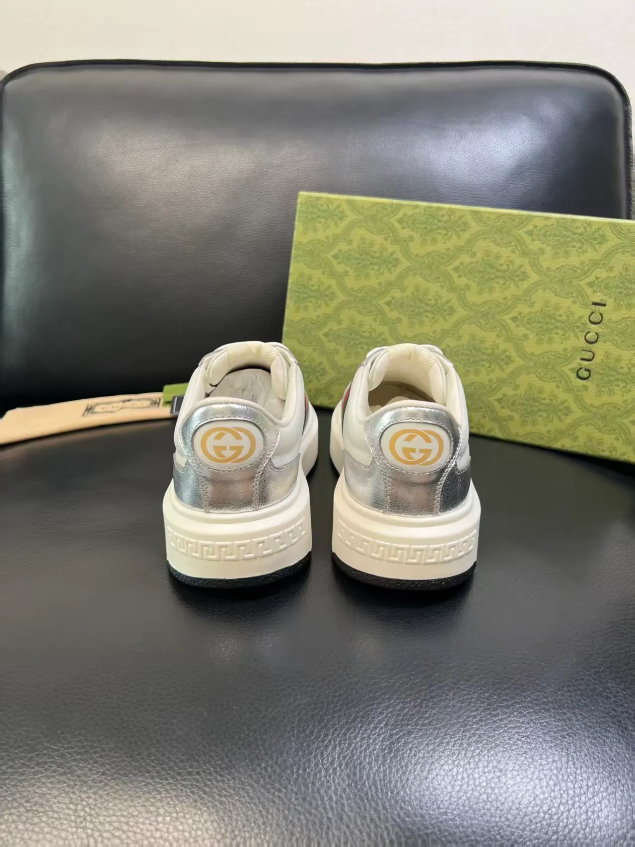 Factory price: 460💰. Gucci's new men's shoes GUCCI [Lightning] latest shoes are shipped. Original quality, fashionable, special materials, sheepskin lining, new packaging. The foot feels super comfortable and the workmanship is impeccable. Size: 38-44, customized 45